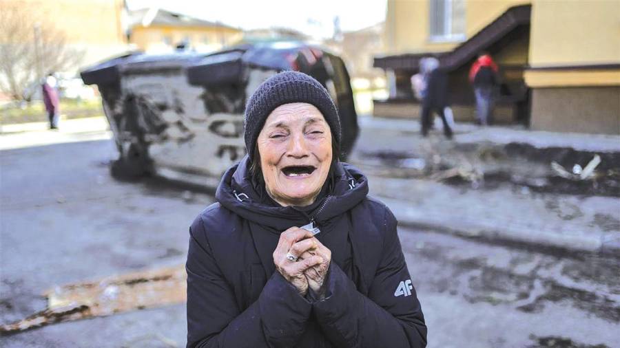 Tanya Nedashkivs’ka, de cincuenta y siete años, lamenta la muerte de su esposo asesinado en Bucha.