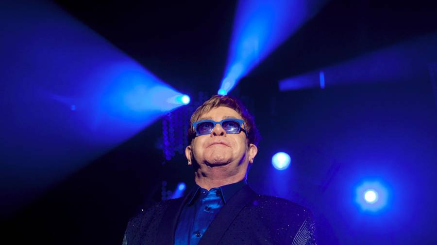 Sir Elton John durante una actuación en el Peace One Day Concert en 2012. (Autor, Tal Cohen. Fuente EFE)