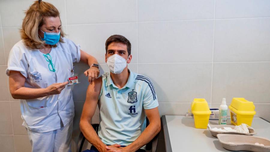 El delantero Gerard Moreno, en el momento de recibir la vacuna contra el COVID . Foto: Efe 