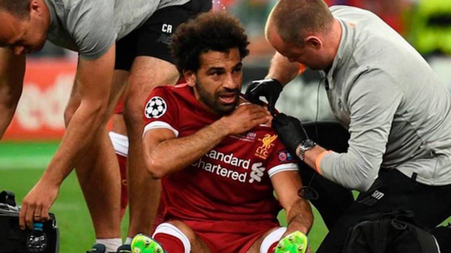 Lesión en el hombro del futbolista egipcio Mohamed Salah durante la final de la Champions League de 2018. Foto: R.S.