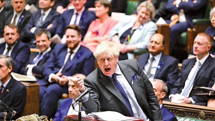 El primer ministro del Reino Unido, Boris Johnson, habla y gesticula durante las tradicionales preguntas al ‘premier’ en la Cámara de los comunes. Foto: Jessica Taylor
