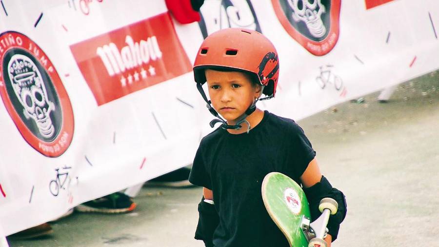 Un niño con su skate en el Rompetiño. Foto: R. J. 