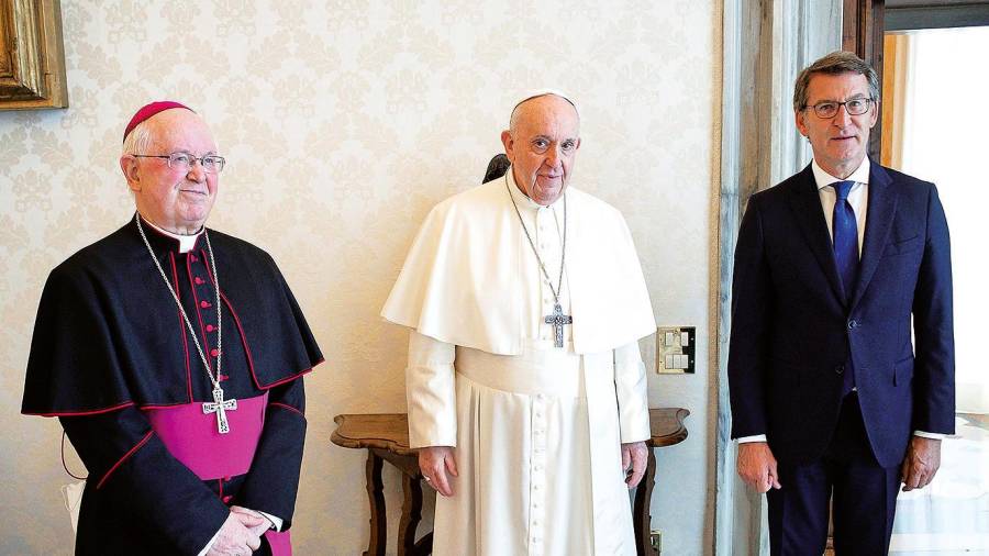 vaticano. El papa Francisco con Alberto Núñez Feijóo y monseñor Barrio durante una audiencia en el Vaticano en 2021