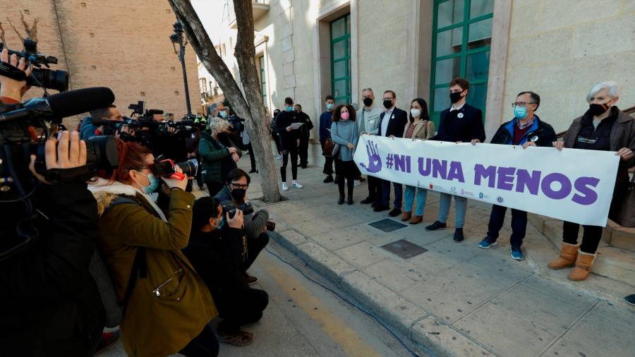 Participantes en el minuto de silencio en memoria de la menor asesinada en Totana. Foto: Edu Botella/E.P.