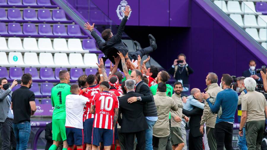 HOMENAJE Simeone, manteado por sus jugadores en el estadio José Zorrilla de Valladolid. Foto: AFP7 E. Press