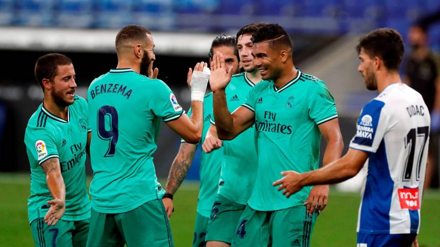 FELICIDAD Benzema y Casemiro se felicitan tras fabricar el 0-1. Foto: Alberto Estévez/EFE
