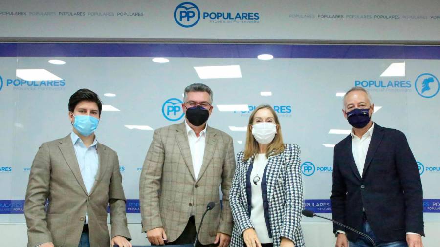 Gago, izquierda, con Bas, Pastor y Constenla, en la sede del PP de Pontevedra. Foto: Cedida