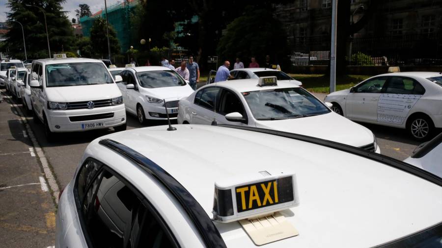 Taxis en una de las paradas de la ciudad. Foto: ECG
