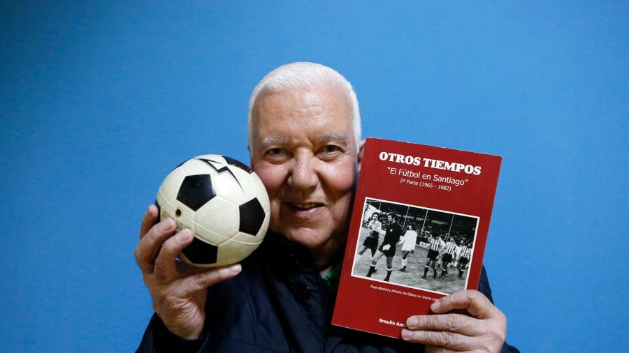 Braulio Anca, con uno de sus libros. Foto: Antonio Hernández