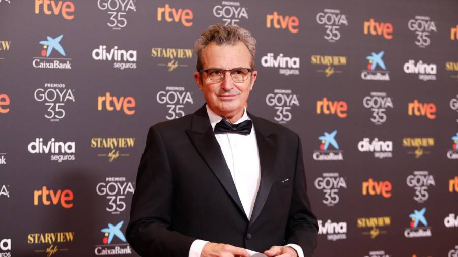 El presidente de la Academia del Cine, Mariano Barroso posa en la alfombra roja en la 35 edición de los Premios Goya en el Teatro del Soho CaixaBank de Málaga a 6 de marzo del 2021. Álex Zea / Europa Press