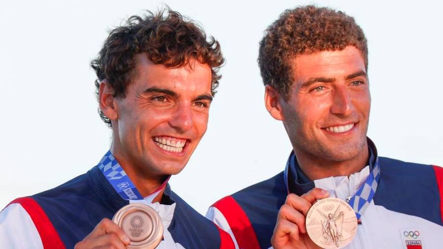 Jordi Xammar y Nicolás Rodríguez. Ganaron la segunda y última medalla española en Vela y lo hicieron tras quedar quintos en la Medal Race de la clase 470 y terceros en la general. (Fotografía, segre.com)