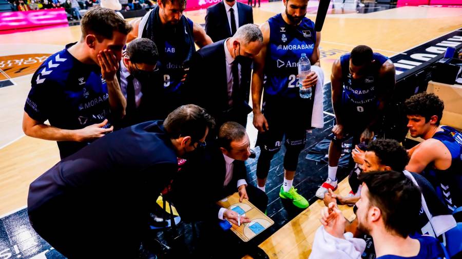 El entrenador del Morabanc Andorra David Eudal dando instrucciones a sus jugadores en un tiempo muerto. Foto: acb Photo / Albert Martín