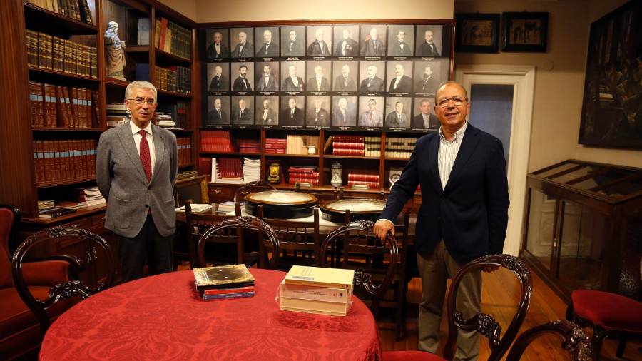 El presidente de la Real Sociedad, Francisco Loimil (dcha), y el secretario, Fernando Barros. Foto: A. Hernández 
