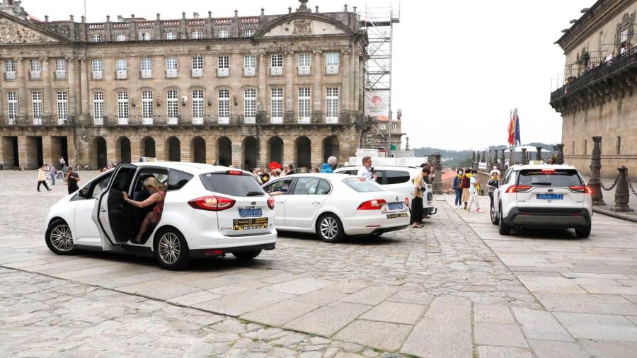Varios taxis concentrados en la plaza del Obradoiro tras ser movilizados para carreras con clientes del Hostal. Foto: Antonio Hernández