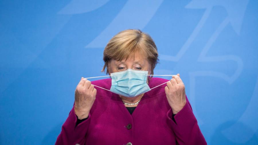 Angela Merkel se quita la mascarilla en una rueda de prensa en Berlín (Stefanie Loos/AFP)