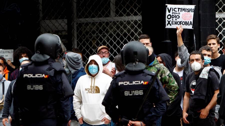 Un grupo de persoas protesta en Ferrol ante a atenta vixiancia policial, pola presenza do voceiro do partido ultradereitista Vox, Espinosa de los Monteros, nun acto na cidade departamental. Foto: Kiko Delgado