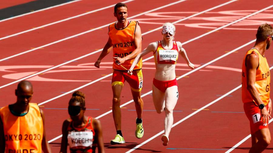 Susana Rodríguez, con su guía Celso Comesaña tras la prueba de 1500 metros en Tokio. Foto: Israel Gardyn/CPE