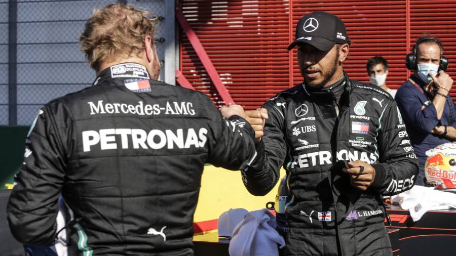Lewis Hamilton saludando a su compañero Valtteri Bottas tras la clasificación. Foto: Luca Bruno / Pool
