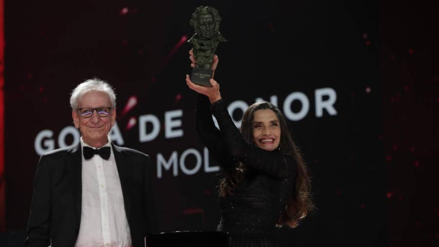 La actriz Ángela Molina recibe el Goya de Honor en reconocimiento a su carrera en los Premios Goya 2021 en Madrid, a 6 de marzo de 2021. FOTO: Miguel Córdoba / Academia de Cine