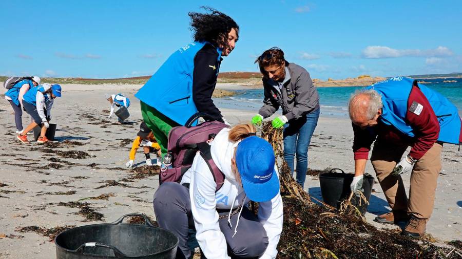 A conselleira de Medio Ambiente desprazouse á praia dos Bois onde estivo recollendo lixo mariño. Foto: Xunta