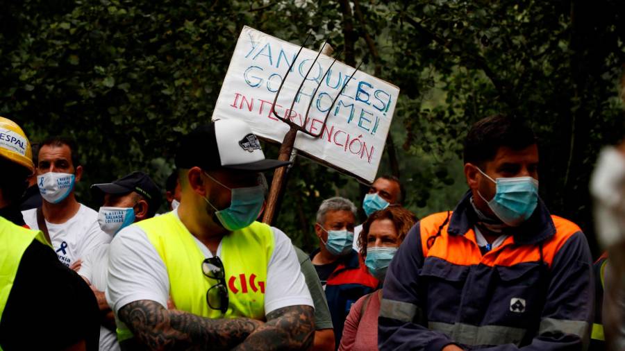 trabajadores de Alcoa San Cibrao en los alrededores del lugar de las negociaciones, en Lugo, con una horca que debió contribuir a asustar a los directivos Foto: EFE/ Eliseo Trigo