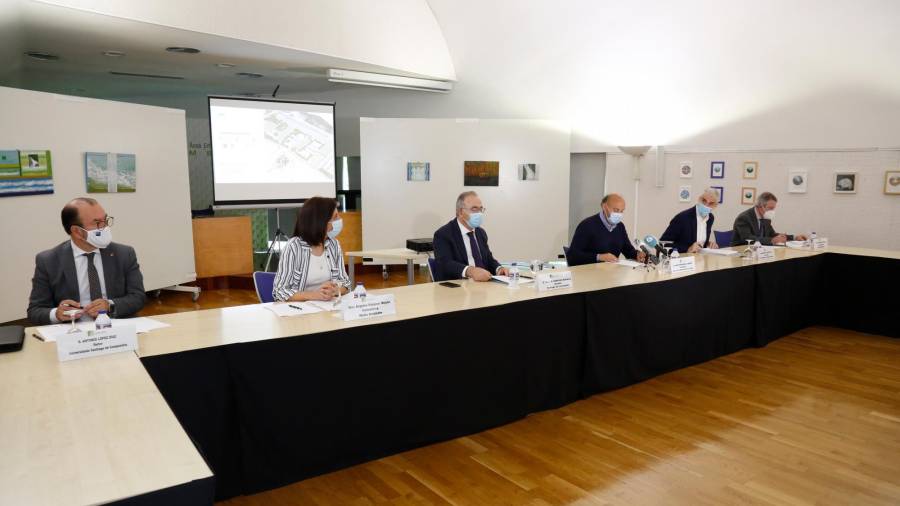 Antonio López (i), Ángeles Vázquez, Sánchez Bugallo, Fernández Alborés, Francisco Conde y Carballo García, durante la firma del acuerdo. Foto: A. H. 