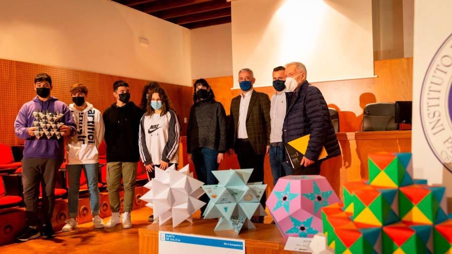 O secretario xeral de Política Lingüística, Valentín García, con algúnsn dos alumnos creadores do poliedro