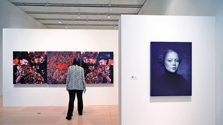 Una mujer observa una de las obras que conforman la exposición. Foto: Moncho Fuentes/Efe