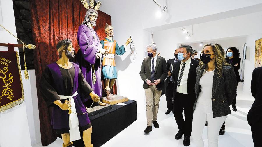 O vicepresidente primeiro observa algunha das tallas da Semana Santa de Ferrol. Foto: G.