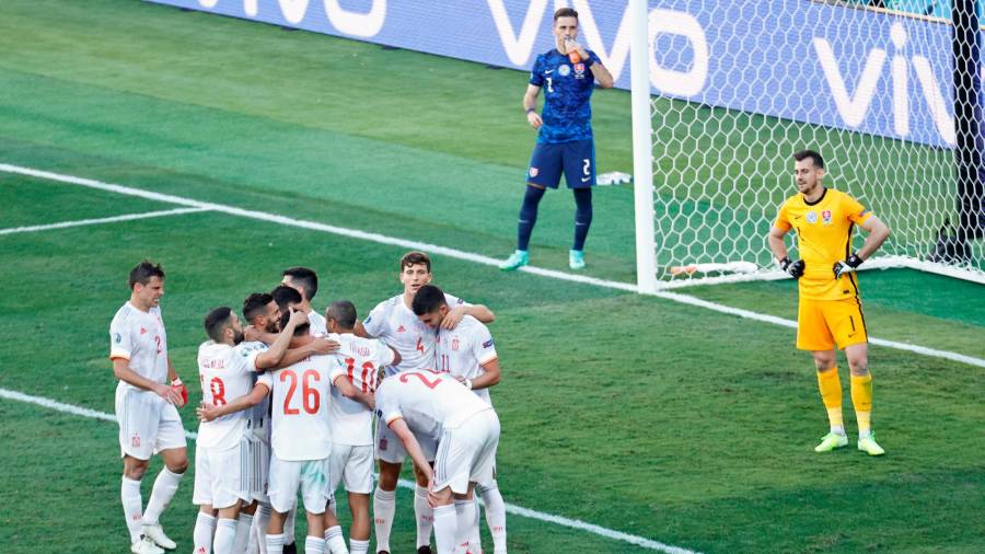 Sevilla. Los jugadores españoles celebran uno de los goles marcados a Eslovaquia en el estadio de La Cartuja. / AFP7 23/06/2021