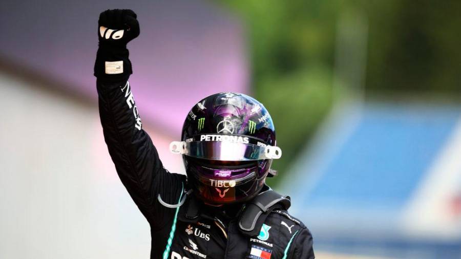Lewis Hamilton, celebrando su triunfo con el puño en alto. Foto: F1