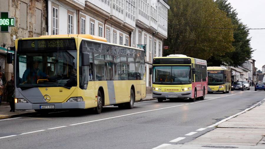 MOVILIDAD. La actual flota de autobuses del transporte urbano de la capital gallega está muy anticuada. Foto: A. Hernández 