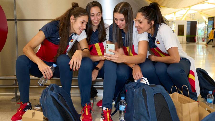 La ourensana Raquel Carrera, segunda por la derecha, con compañeras del equipo de baloncesto. Foto: COE