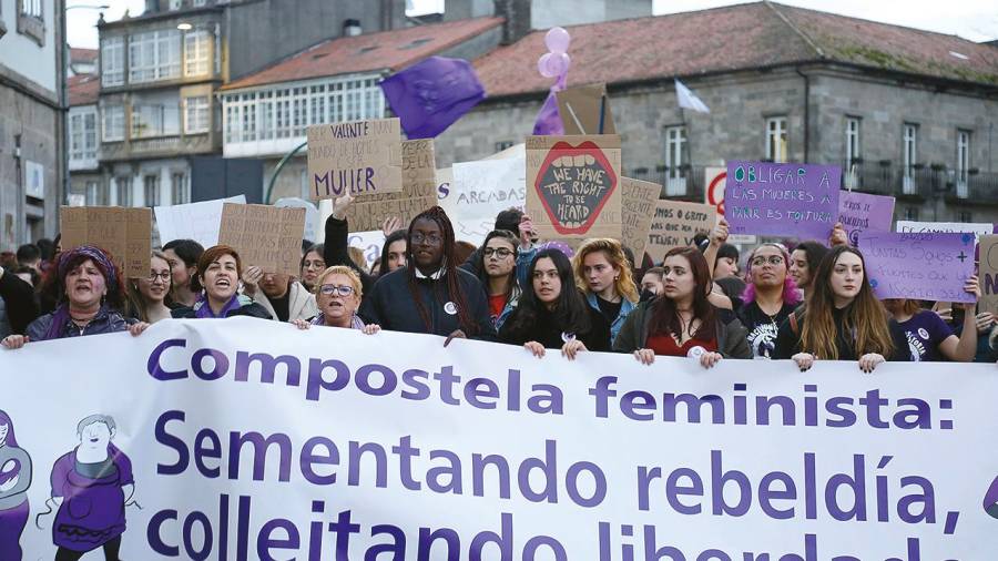 Imagen de archivo de una manifestación feminista por las calles de Santiago el pasado 8 de marzo