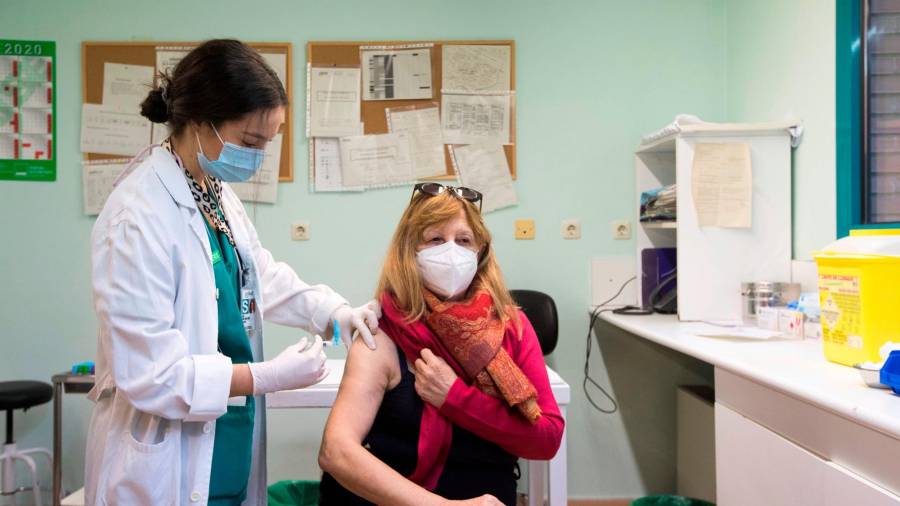 ZARAGOZA, 15/10/2020.-Una mujer recibe la vacuna de la gripe en el centro de Salud Rebolería, hoy jueves en Zaragoza, en el inicio de la campaña de vacunación.-EFE/Toni Galán