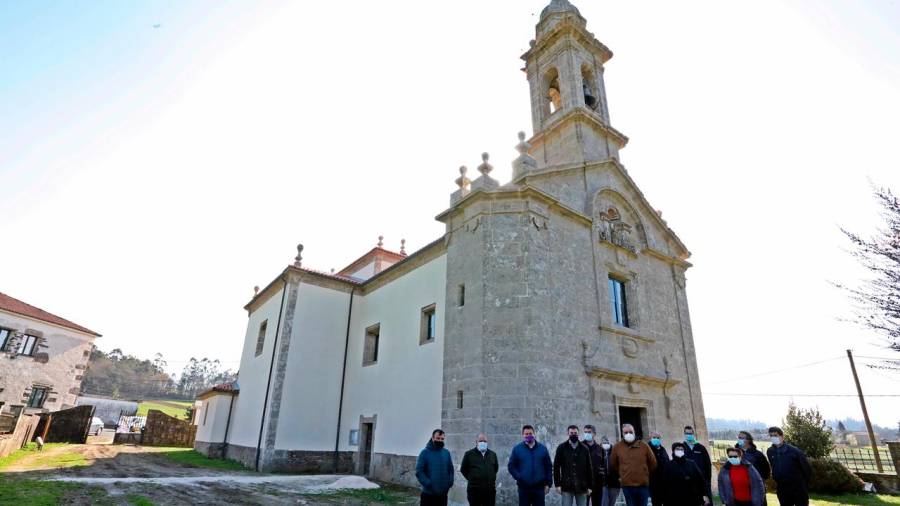 Membros da Xunta e do goberno local diante da igrexa de Santa María de Lamas. Foto: Xunta