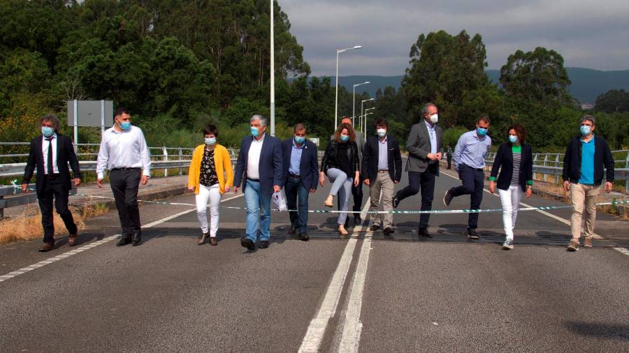 Unidade. Os alcaldes dos doce concellos da fronteira galego-portugesa realizaron un acto simbólico na ponte de Goián que une Tomiño e Vilanova de Cerveira. Foto: Efe