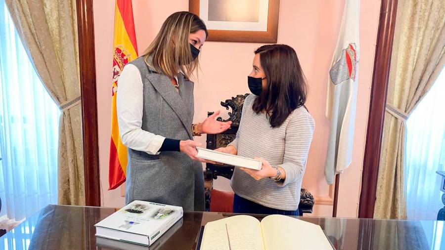 visita. Lara Méndez (i) e Inés Rey, este jueves en Lugo