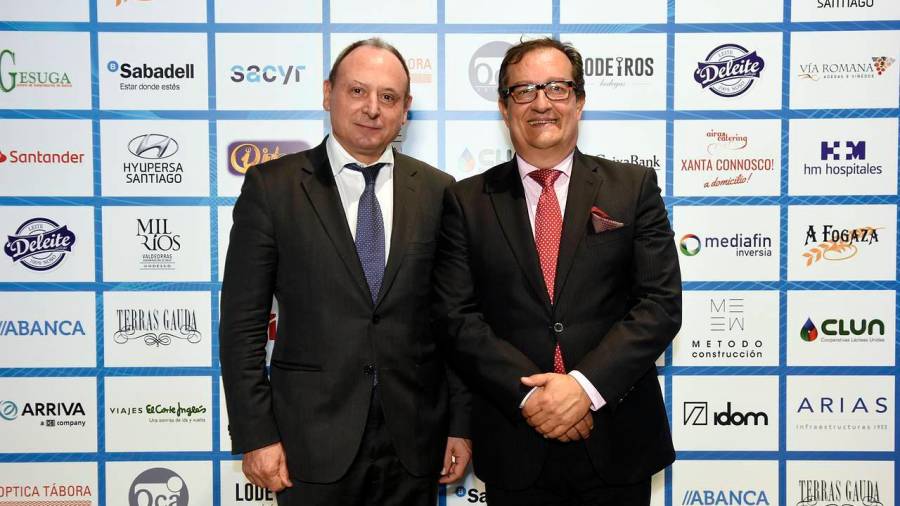 Ignacio López, director de Relaciones Institucionales de Philips, y Miguel Santalices posaron en el hall del Palacio de Congresos