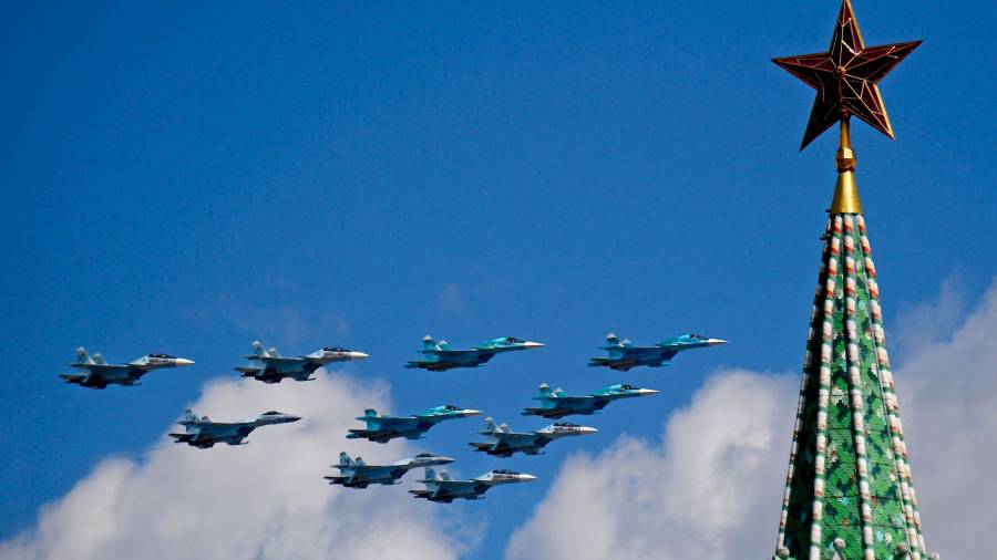 Aeronaves rusas actuales participan en el desfile de Moscú. (Autor, Nina Zotina. Fuente, EFE)