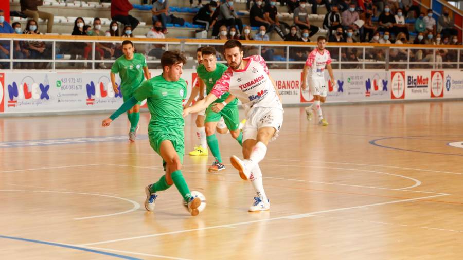 Alberto Mirás, del Santiago Futsal (izqda), en el reciente partido frente al Noia. Foto: NPA 