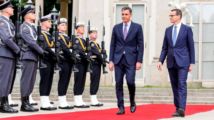 Pedro Sánchez durante su visita al presidente de Polonia, Mateusz Morawiecki . Foto: E. Press