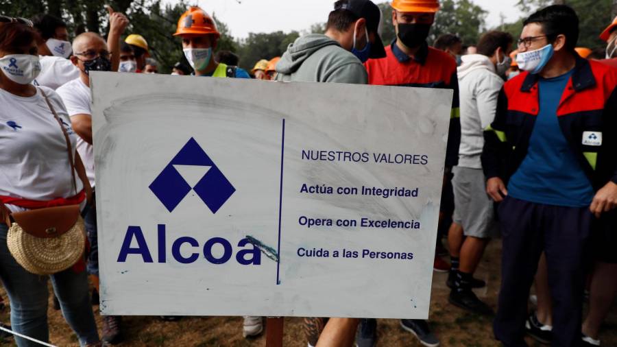 LUGO, 06/08/2020.- Trabajadores de la planta de Alcoa en San Cibrao en los alrededores del lugar de las negocianciones. EFE/ Eliseo Trigo