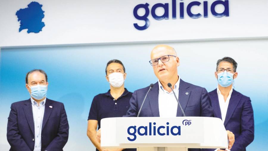 El presidente José Manuel Baltar con alcaldes del PP , de izquierda a derecha, José Crespo, Alberto Villares y Luis Oujo. Foto: ECG
