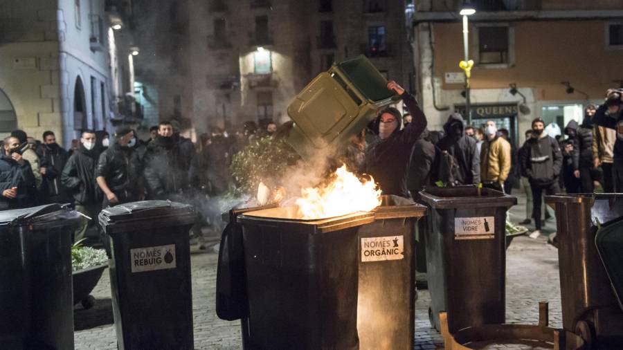 Manifestantes levantan barricadas durante los disturbios en los que ha degenerado la manifestación en apoyo Pablo Hásel en Girona (España), a 17 de febrero de 2021. GLÒRIA SÁNCHEZ/EUROPA PRESS