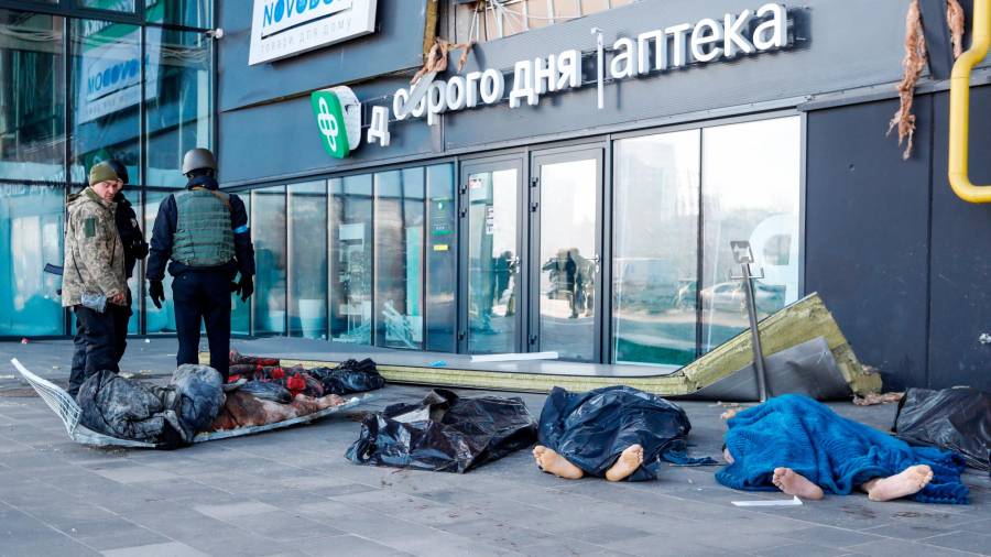 21 de marzo de 2022, Ucrania, Kiev: La imagen muestra cuatro cadáveres fuera de un centro comercial en el distrito Podilskyi de Kiev después de un ataque aéreo ruso. Foto: Daniel Ceng Shou-Yi/ZUMA Press Wire/dpa Daniel Ceng Shou-Yi/ZUMA Press W/DPA 21/03/2022