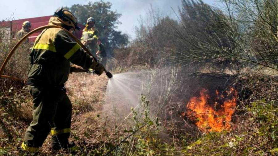 incendios. Brigadistas apagando un fuego en los alrededores de la capital gallega. Foto: C. G.