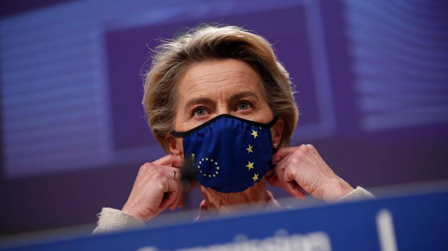 Bruselas (Bel), 24/12/2020.- La presidenta de la Comisión Europea, Ursula von der Leyen, se prepara para dirigir una conferencia de prensa sobre las negociaciones del Brexit en la sede de la UE en Bruselas, Bélgica, el 24 de diciembre de 2020. La presidenta de la Comisión Europea, Ursula von der Leyen, anunció el 24 En diciembre, la UE y el Reino Unido llegaron a un acuerdo sobre las relaciones comerciales y de seguridad posteriores al Brexit, una semana antes del final del período de transición del Brexit. (Bélgica, Bruselas) EFE / EPA / FRANCISCO SECO / POOL