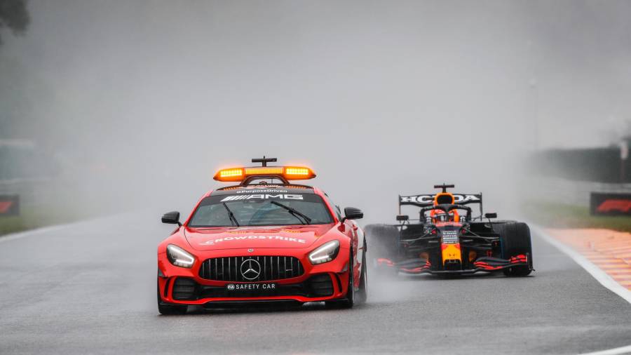 INÉDITO Verstappen, derecha, rodando tras el coche de seguridad en un circuito sin apenas visibilidad a causa de la lluvia que cayó durante todo el día en Spa. Foto: AFP7 E.P.