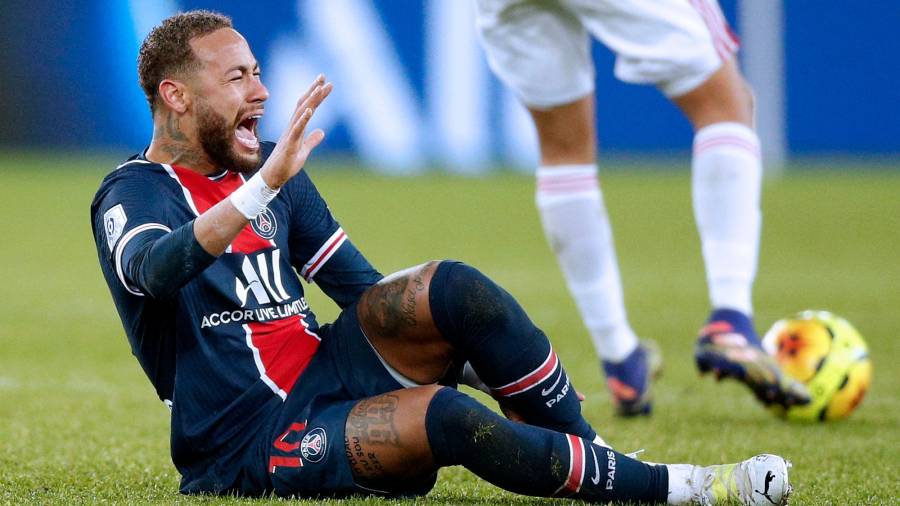 El jugador del Paris Saint Germain Neymar Jr llorando de dolor tras sufrir un esguince de tobillo. Foto: YOAN VALAT